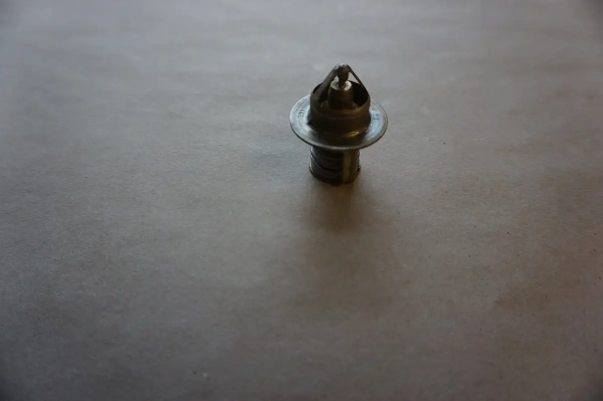 Volvo 3853799 Thermostat 1