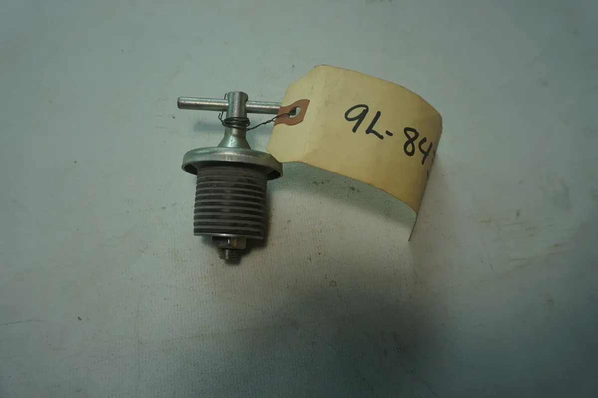 Caterlpillar 9L8439 Oil Cap 1