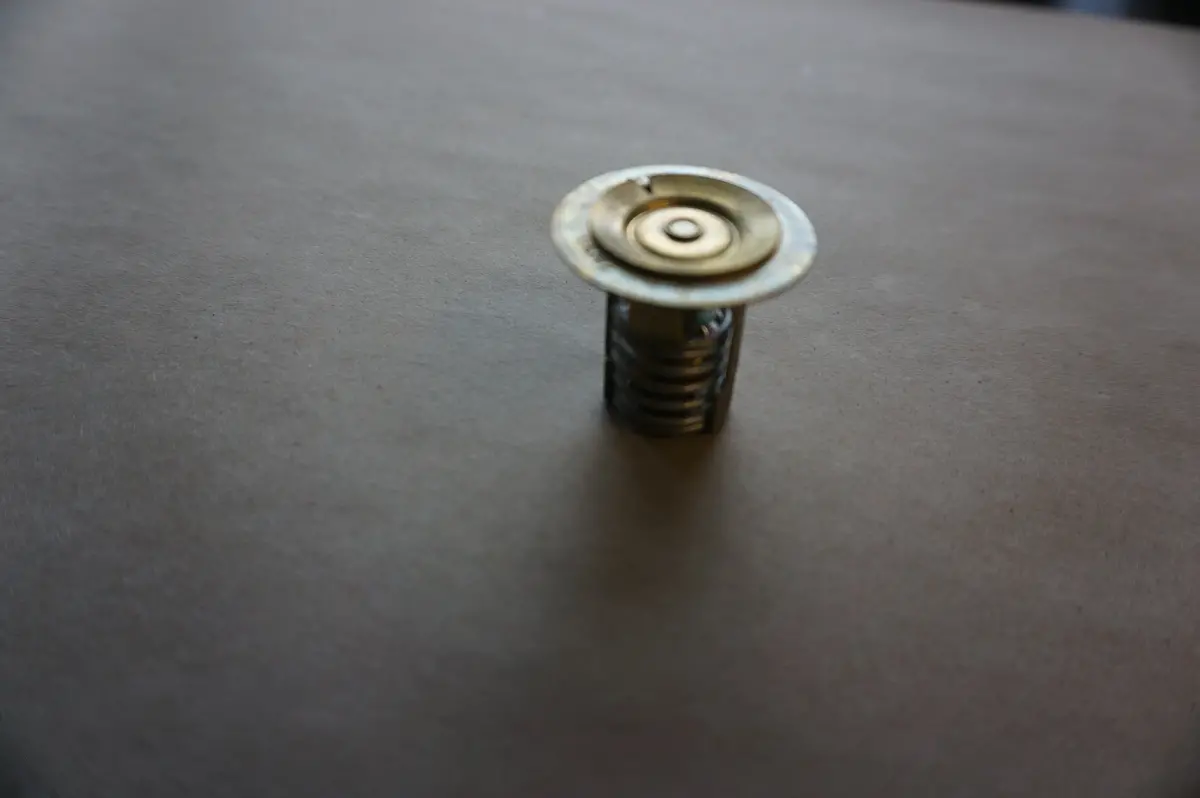 Volvo 3853983 Thermostat 1
