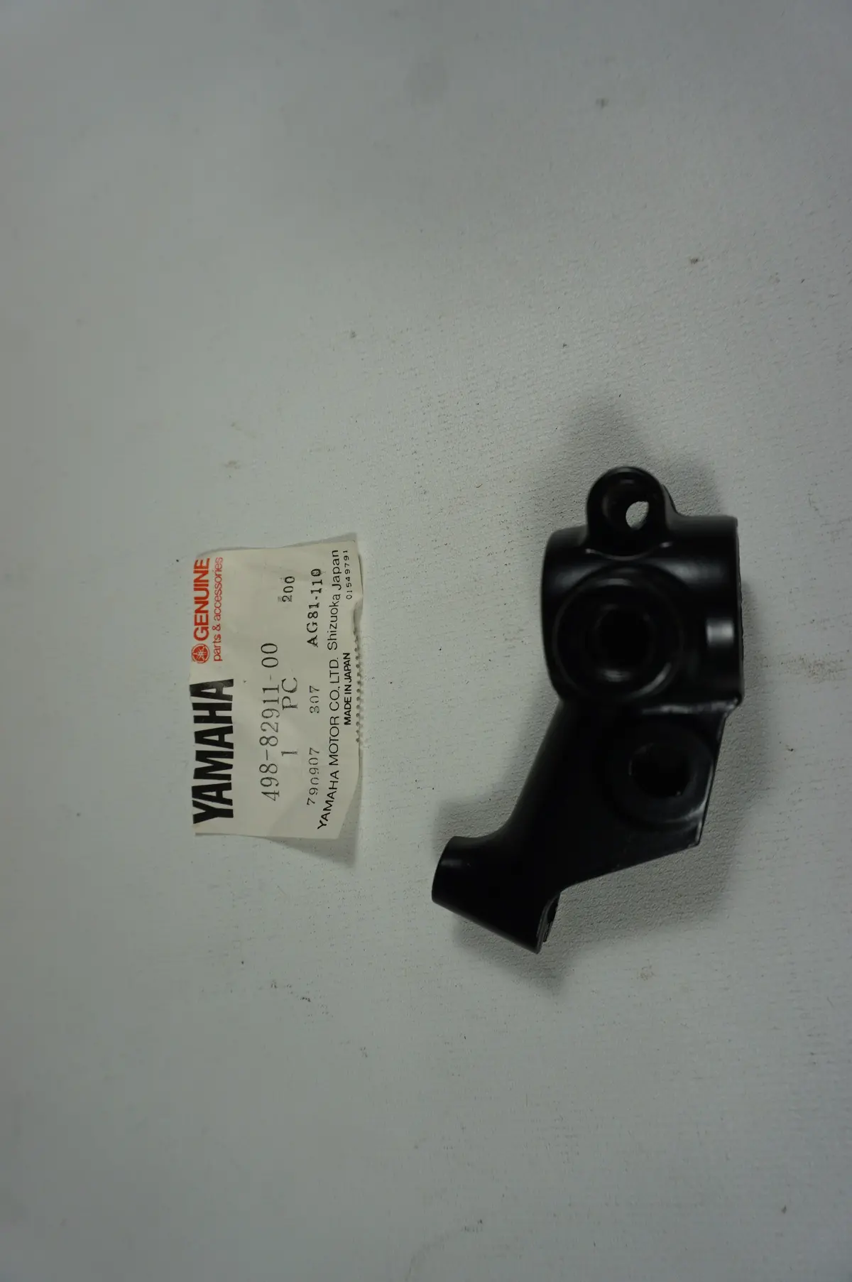 Yamaha 498-82911 Holder Lever 1