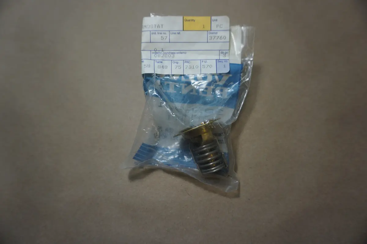 Volvo 3856961 Thermostat 18-3677 1