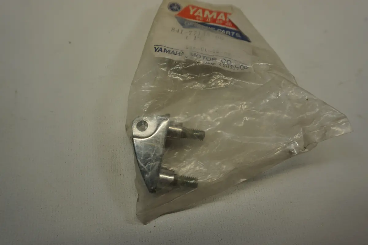 Yamaha 841-77145-00 Hinge Assembly 558-01-02-02 1