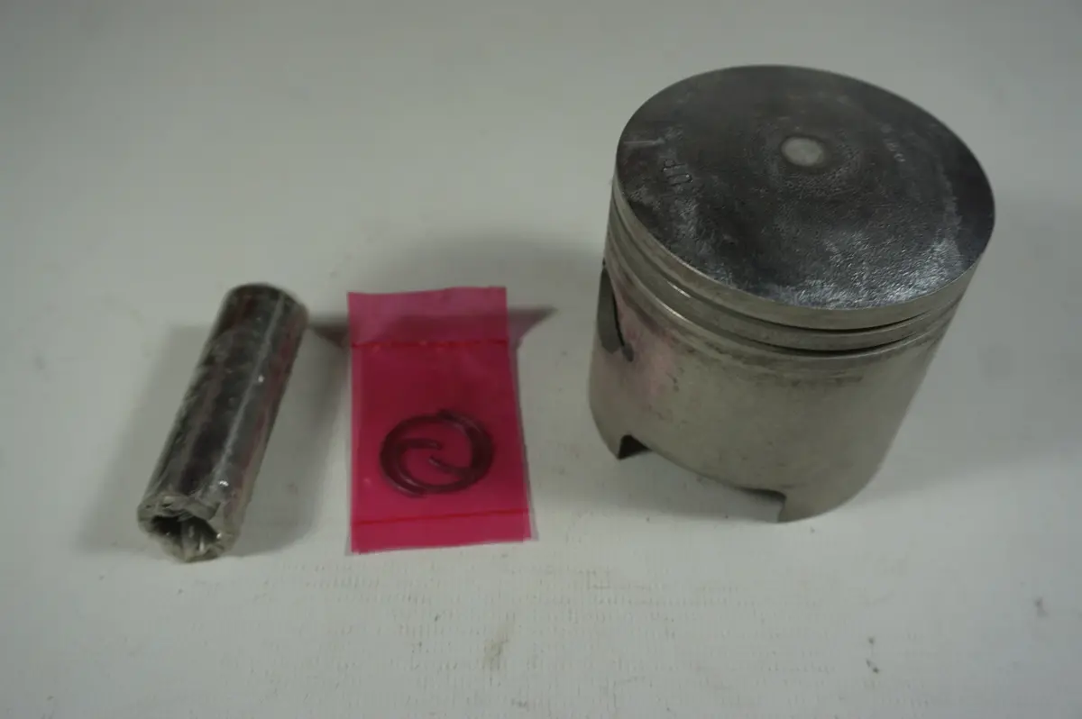 Yamaha 6K8-11636-00-00 Piston 1