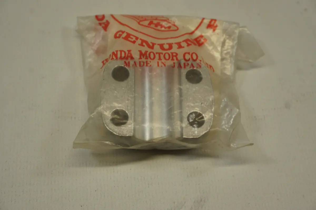 Honda 51634-Ma0-003 Axel Holder 1
