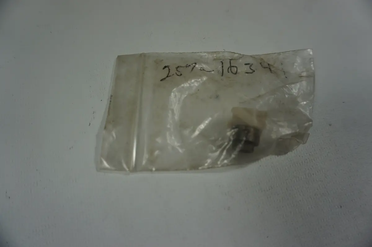Yamaha 257-16341 Push Screw 1