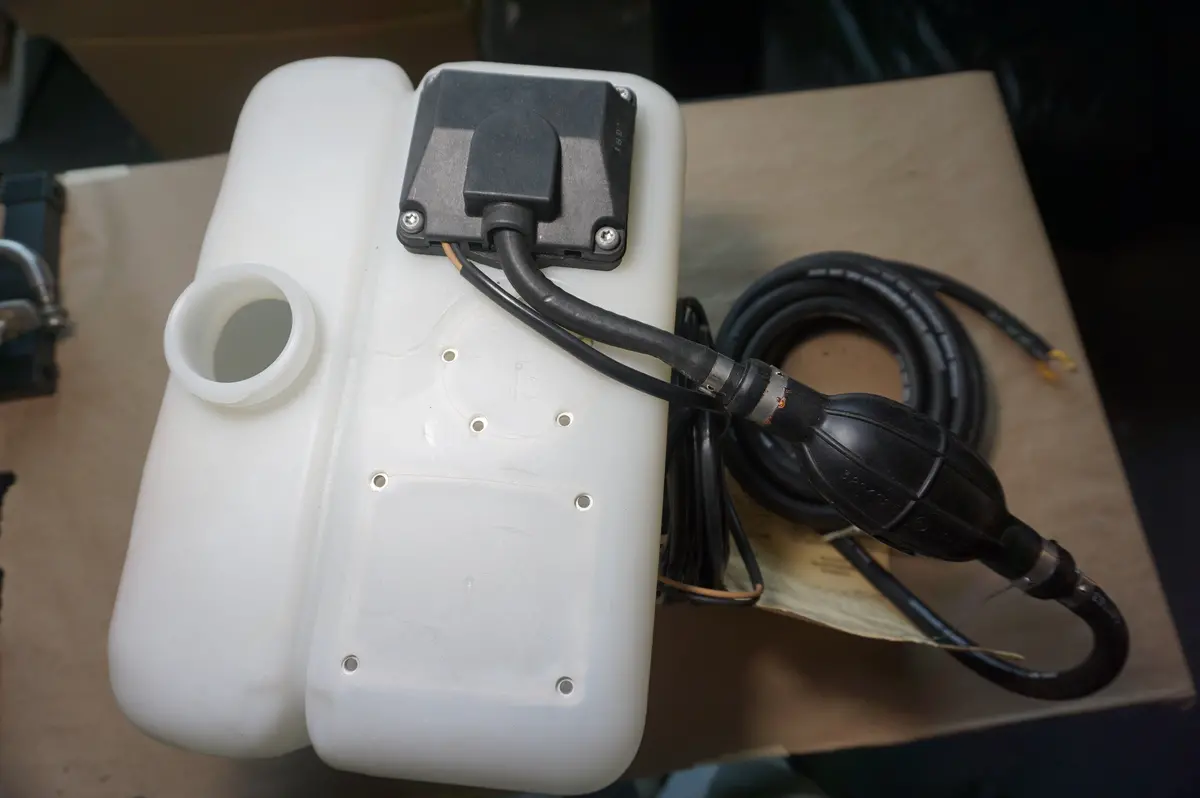 Omc 175531 Oil Tank (Used Item Please Read Details Below) 1
