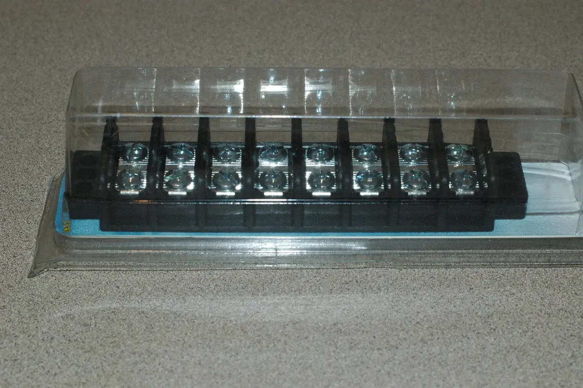 Sierra Fs45640 30 Amp Ac/Dc 8 Gang Junction Block 1