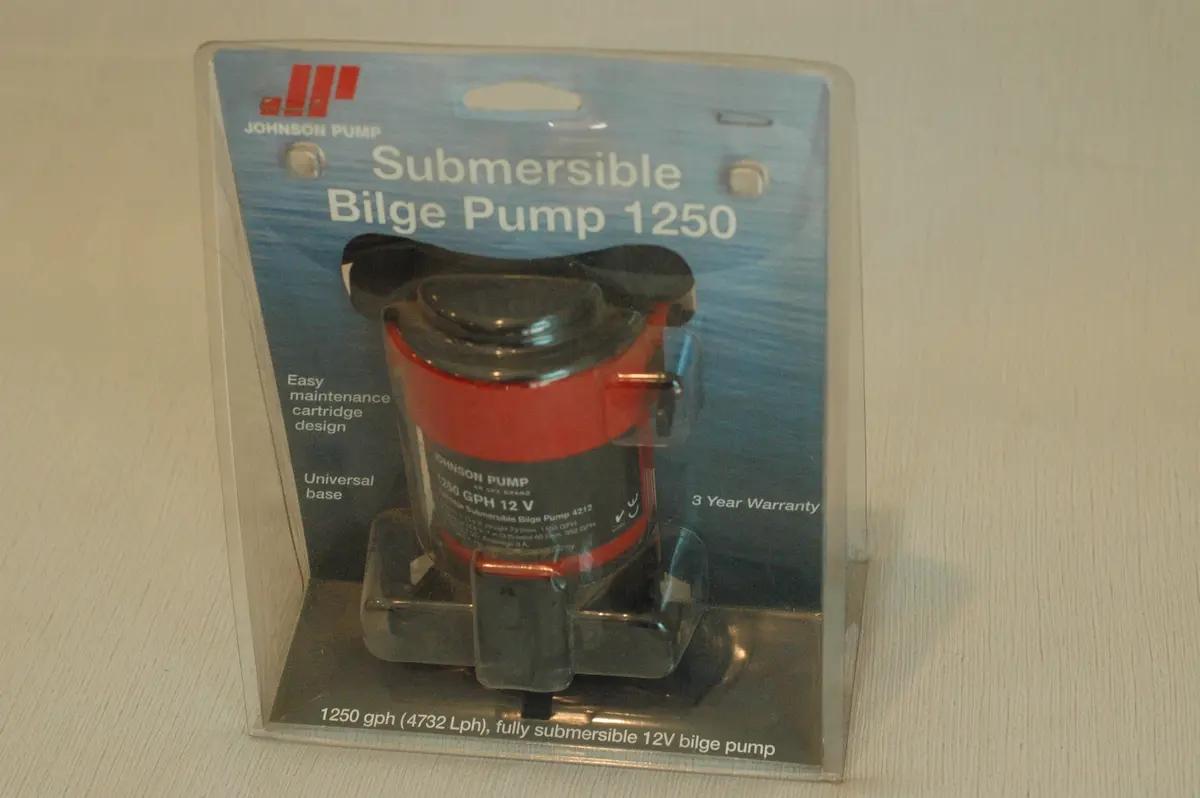 Johnson 1250 Gph Submersible Bilge Pump 12Volt Uses 1-1/8" Hose 1
