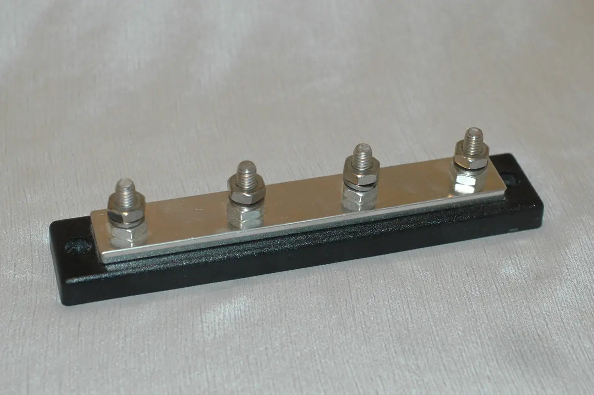 Blue Sea Systems Busbar 2303 4X1/4"Stud Common 1